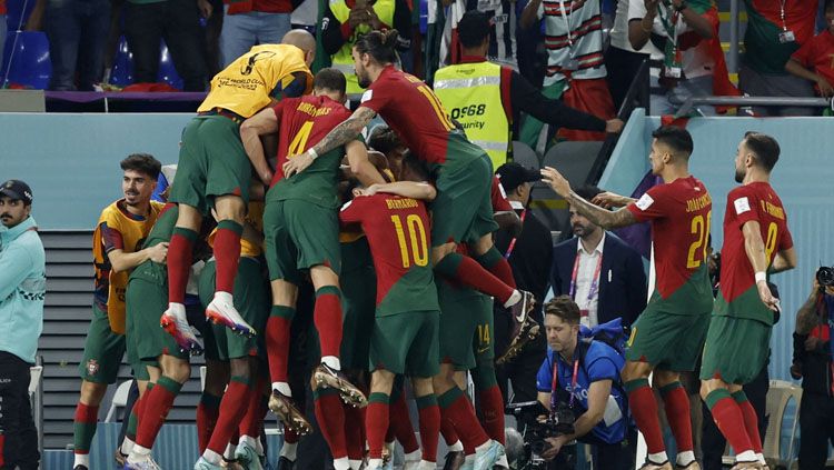 Bintang Manchester City, Ruben Dias, membeberkan kesan pertama dari Cristiano Ronaldo, setelah kemanangan tipis Timnas Portugal atas Ghana di Piala Dunia 2022. (Foto:REUTERS/Albert Gea). Copyright: © REUTERS/Albert Gea