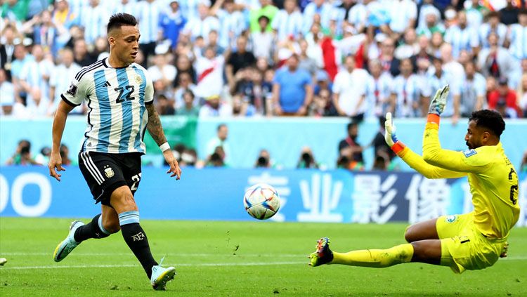 Striker Argentina, Lautaro Martinez (kiri) saat melepaskan tembakan ke gawang Arab Saudi yang dikawal Mohammed Khalil Al Owais dalam laga pertama Grup C Piala Dunia 2022 (REUTERS/Hannah Mckay Copyright: © REUTERS/Hannah Mckay