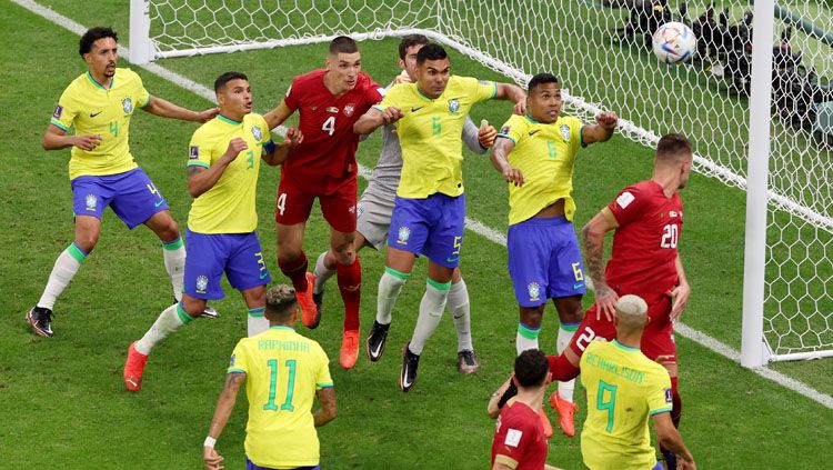 Duel pemain Brasil dengan Serbia dalam pertandingan pertama Grup G Piala Dunia 2022 (Foto: REUTERS/Molly Darlington). Copyright: © REUTERS/Molly Darlington