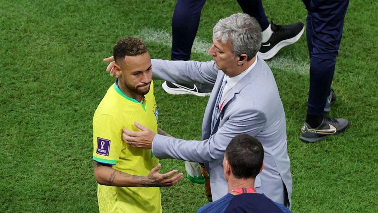 Pelatih tim nasional Brasil, Tite, berbicara peluang Neymar usai sang murid menderita cedera ankle di laga perdana Grup G Piala Dunia 2022 Brasil vs Serbia. Copyright: © REUTERS/Molly Darlington