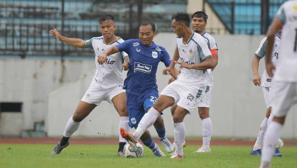 Gelandang PSIS Semarang, Wawan Febriyanto dijepit bek PSIM Yogyakarta dalam uji coba di Stadion Moch Soebroto, Magelang, Jumat (25/11/22). (Foto: PSIS Semarang) Copyright: © PSIS Semarang