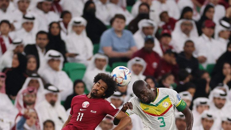 Perebutan bola antara striker Qatar, Akram Afif dengan bek Senegal, Kalidou Koulibaly dalam laga kedua Piala Dunia 2022 (Foto: REUTERS/Amr Abdallah Dalsh). Copyright: © REUTERS/Amr Abdallah Dalsh