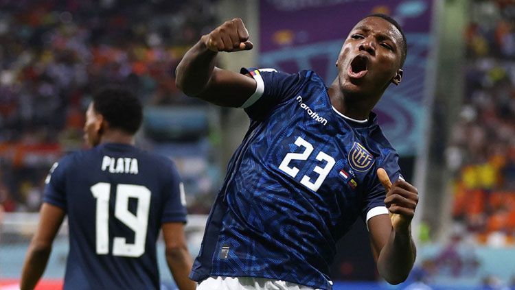 Selebrasi dari striker sekaligus kapten Timnas Ekuador, Enner Valencia usai mencetak gol ke gawang Belanda dalam laga kedua Grup A Piala Dunia 2022 (Foto: REUTERS/Hannah Mckay). Copyright: © REUTERS/Hannah Mckay