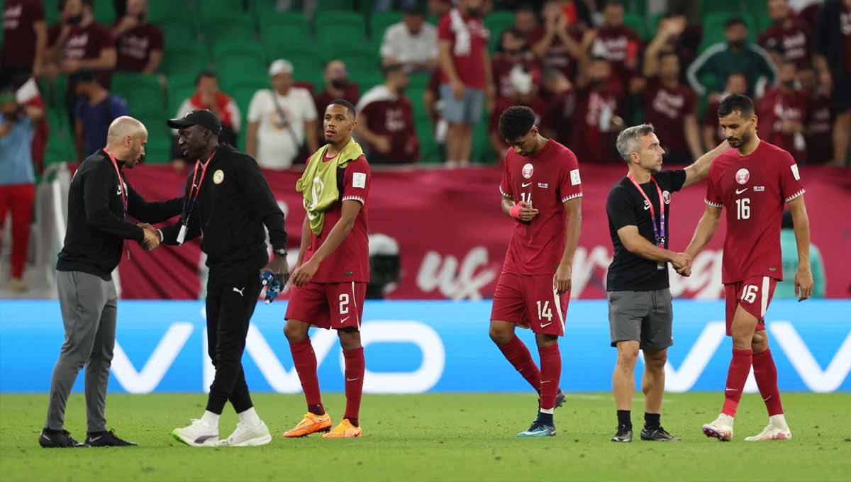 Pemain Qatar Boualem Khoukhi, Homam Ahmed dan Pedro Miguel terlihat sedih usai timnya kalah atas Senegal di grup A Piala Dunia Qatar 2022. (Foto: REUTERS/Matthew Childs) Copyright: © REUTERS/Matthew Childs
