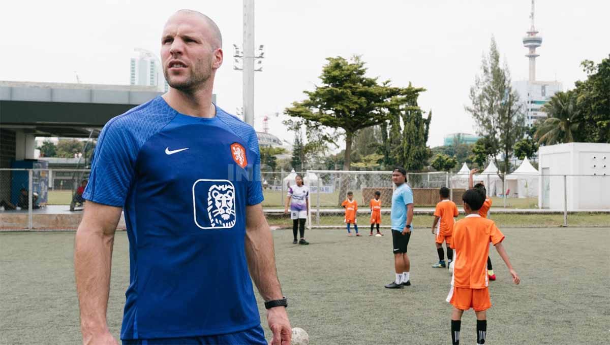 Mantan pemain Timnas Belanda, Ron Vlaar dalam acara coaching clinic yang digelar oleh KNVB di Jakarta. Copyright: © Zainal Hasan/INDOSPORT