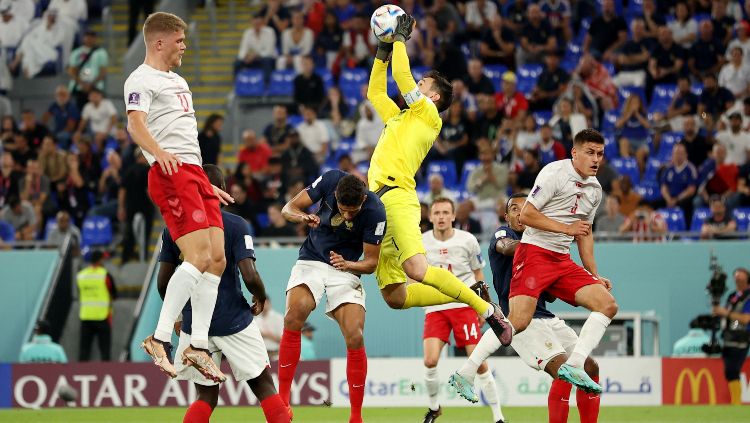 Aksi Hugo Lloris dari Prancis saat Hadapi Denmark di Piala Dunia 2022 REUTERS-Kim Hong-Ji Copyright: © REUTERS-Kim Hong-Ji