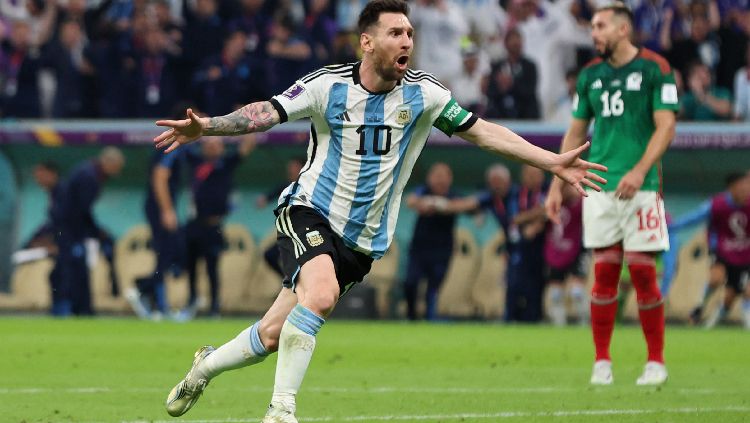 Lionel Messi kembali mencatatkan rekor mengesankan selama Piala Dunia 2022. Salah satunya rekor bersejarah legenda Argentina, Diego Maradona. Copyright: © REUTERS/Pedro Nunes