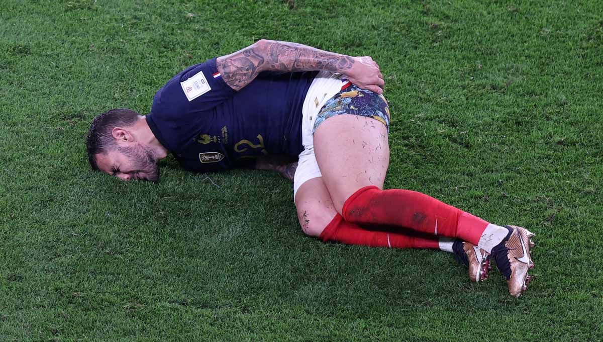 Pemain Prancis Theo Hernandez saat mengalami cedera paha di Piala Dunia Qatar 2022. (Foto: REUTERS/Molly Darlington) Copyright: © REUTERS/Molly Darlington