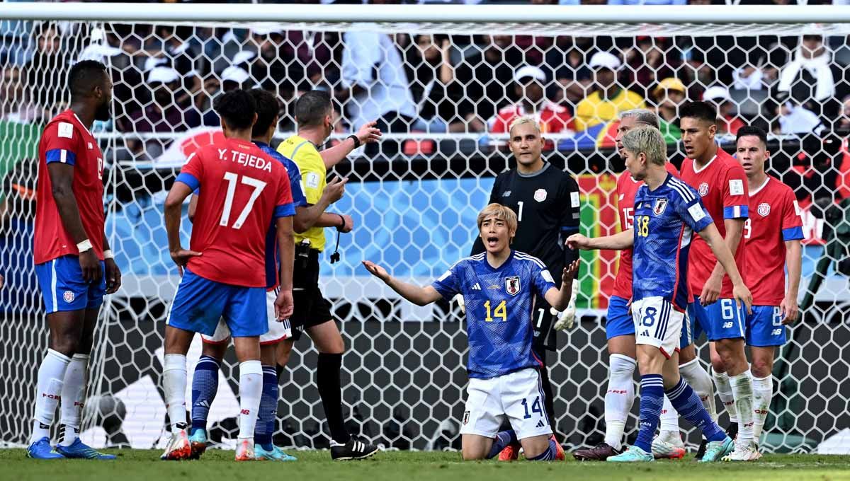 Reaksi pemain Jepang Junya Ito saat memprotes wasit di laga grup E Piala Dunia Qatar 2022. (Foto: REUTERS/Dylan Martinez) Copyright: © REUTERS/Dylan Martinez