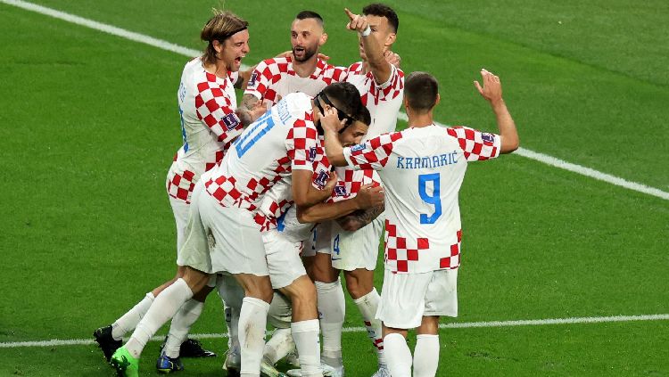 Marko Livaja dari Kroasia merayakan gol dengan rekan setimnya REUTERS-Marko Djurica Copyright: © REUTERS-Marko Djurica