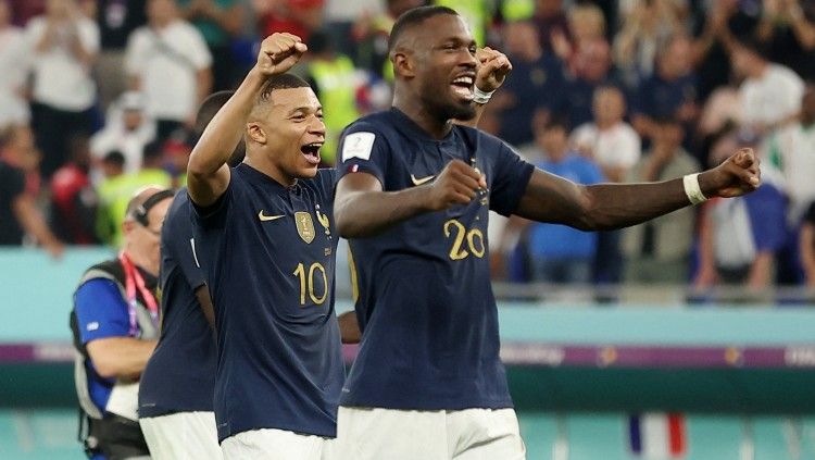 Marcus Thuram (kanan) bersama Kylian Mbappe merayakan kemenangan Prancis atas Denmark di lanjutan grup D Piala Dunia 2022 (26/11/22). Foto: REUTERS/Kim Hong-Ji. Copyright: © REUTERS/Kim Hong-Ji