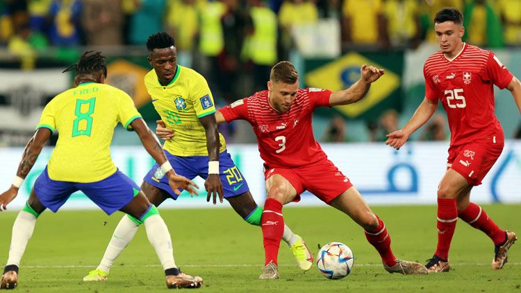 Perebutan bola antara pemain Brasil vs Swiss dalam laga kedua Grup G Piala Dunia 2022 (Foto: REUTERS/Pedro Nunes). Copyright: © REUTERS/Pedro Nunes