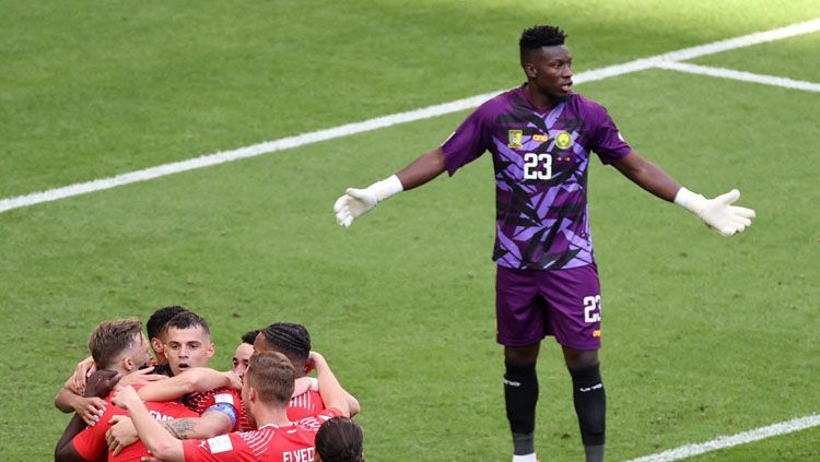 Sempat berselisih dengan Andre Onana karena gaya bermain, pelatih Kamerun, Rigobert Song, tekankan ini bukan Ajax Amsterdam. Copyright: © REUTERS/Marko Djurica