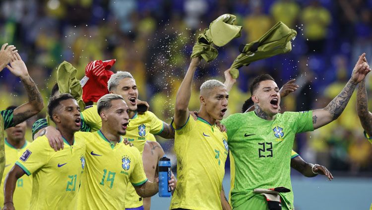 Selebrasi Timns Brasil usai memastikan diri lolos ke babak 16 besar Piala Dunia 2022 (Foto: REUTERS/Amanda Perobelli). Copyright: © REUTERS/Amanda Perobelli