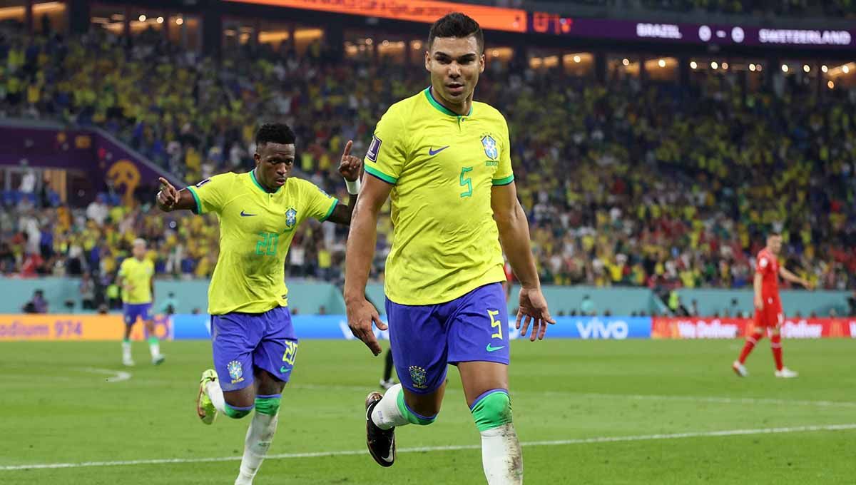 Selebrasi pemain Brasil Casemiro mencetak gol pertama mereka dengan Vinicius Junior di grup G Piala Dunia Qatar 2022. (Foto: REUTERS/Carl Recine) Copyright: © REUTERS/Carl Recine