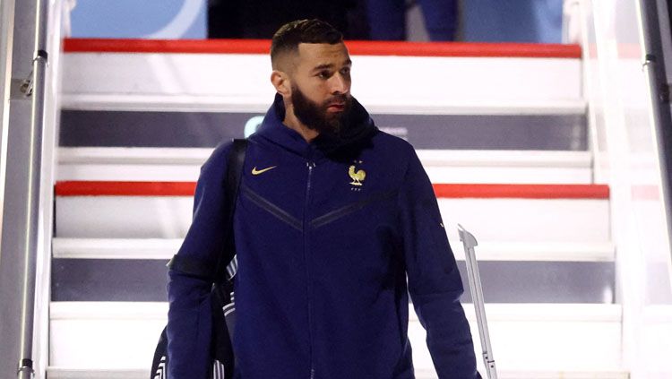 Striker Timnas Prancis, Karim Benzema saat pertama kali tiba di Qatar untuk bermain di Piala Dunia 2022 (Foto: REUTERS/Hannah Mckay). Copyright: © REUTERS/Hannah Mckay