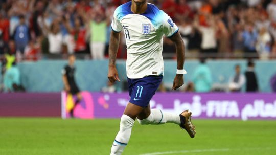 Selebrasi Marcus Rashford usai cetak gol ke gawang Timnas Wales dalam laga akhir Grup B Piala Dunia 2022 (Foto: REUTERS/Hannah Mckay). Copyright: © REUTERS/Hannah Mckay