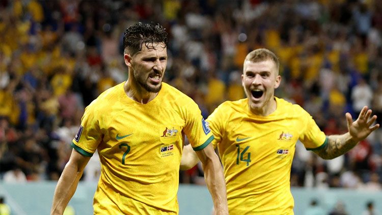 Selebrasi pemain Australia,Matthew Leckie usai menkebol gawang Denmark dalam laga penentu Grup D Piala Dunia 2022 (Foto: REUTERS/John Sibley). Copyright: © REUTERS/John Sibley