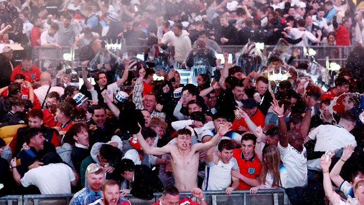 Fans Timnas Inggris menggelar nonton bareng Piala Dunia 2022 (Foto: REUTERS/Henry Nicholls). Copyright: © REUTERS/Henry Nicholls