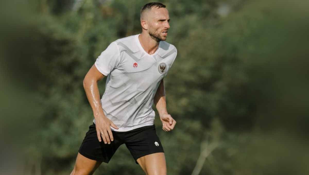 Pamer kenyamanan Stadion I Wayan Dipta, pemain Bali United, Ilija Sapsojevic colek Witan Sulaeman dan Jordi Amat saat persiapan Piala AFF 2022. (Foto: Bali United) Copyright: © Bali United