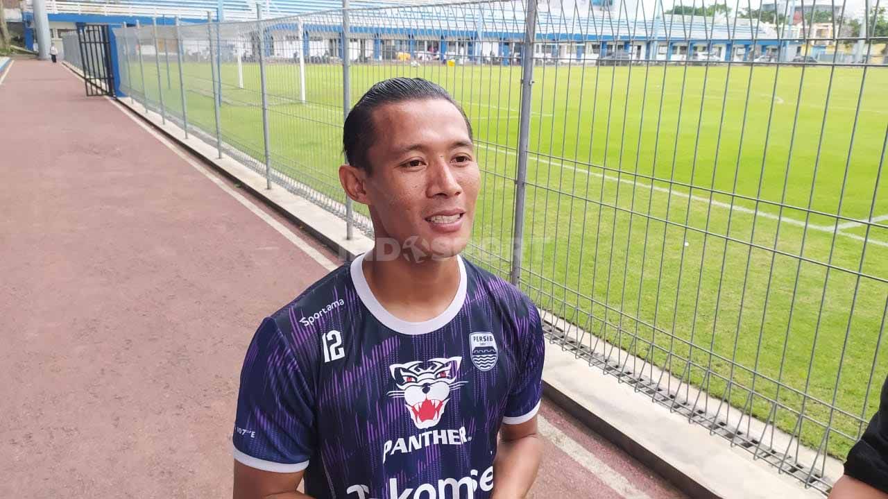 Bek Persib Bandung di Liga 1, Henhen Herdiana, membeberkan kondisi fisiknya setelah menjalankan program latihan bersama tim selama satu bulan. Copyright: © Arif Rahman/INDOSPORT