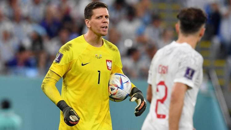 Berikut tiga kiper yang bisa menepis dua penalti dalam satu edisi Piala Dunia, di mana yang terbaru ada penjaga gawang Polandia bernama Wojciech Szczesny. Copyright: © REUTERS/Jennifer Lorenzini