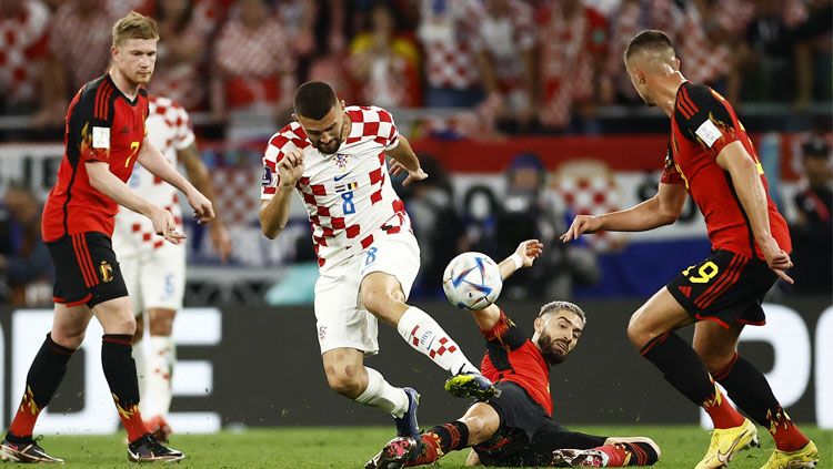 Perebutan antar pemain Kroasia vs Belgia dalam laga akhir Grup F Piala Dunia 2022 REUTERS/Stephane Mahe Copyright: © REUTERS/Stephane Mahe