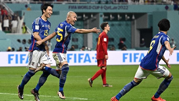 Daizen Maeda dan Daichi Kamada Jepang merayakan gol kedua mereka yang dicetak oleh Ao Tanaka REUTERS-Dylan Martinez Copyright: © REUTERS-Dylan Martinez