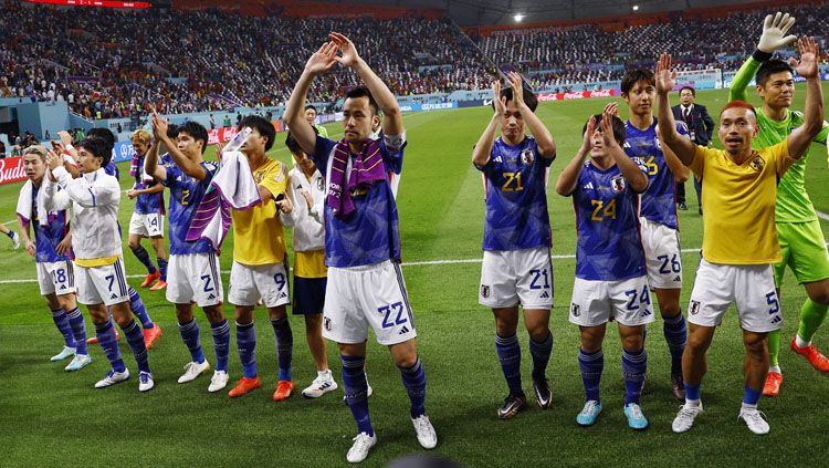 Selebrasi para pemain Timnas Jepang usai memastikan diri lolos ke babak 16 besar Piala Dunia 2022 (Foto: REUTERS/Susana Vera). Copyright: © REUTERS/Susana Vera