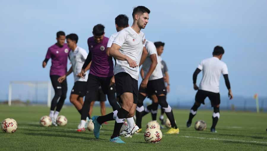 Menteri Pemuda dan Olahraga (Menpora) Zainudin Amali memantau langsung latihan Timnas Indonesia di Training Center Bali United, Sabtu (03/12/22) sore. Copyright: © PSSI