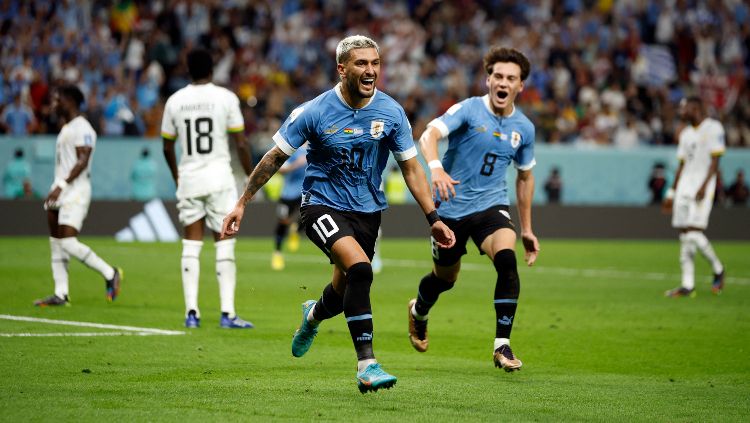 Pemain Uruguay, Giorgian de Arrascaeta, merayakan gol keduanya bersama Facundo Pellistri di Piala Dunia 2022. Foto: REUTERS-John Sibley. Copyright: © REUTERS-John Sibley