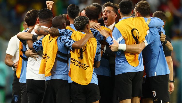 Momen Giorgian de Arrascaeta dari Uruguay merayakan gol pertamanya bersama pelatih Diego Alonso di Piala Dunia 2022 lalu. Copyright: © REUTERS/Bernadett Szabo