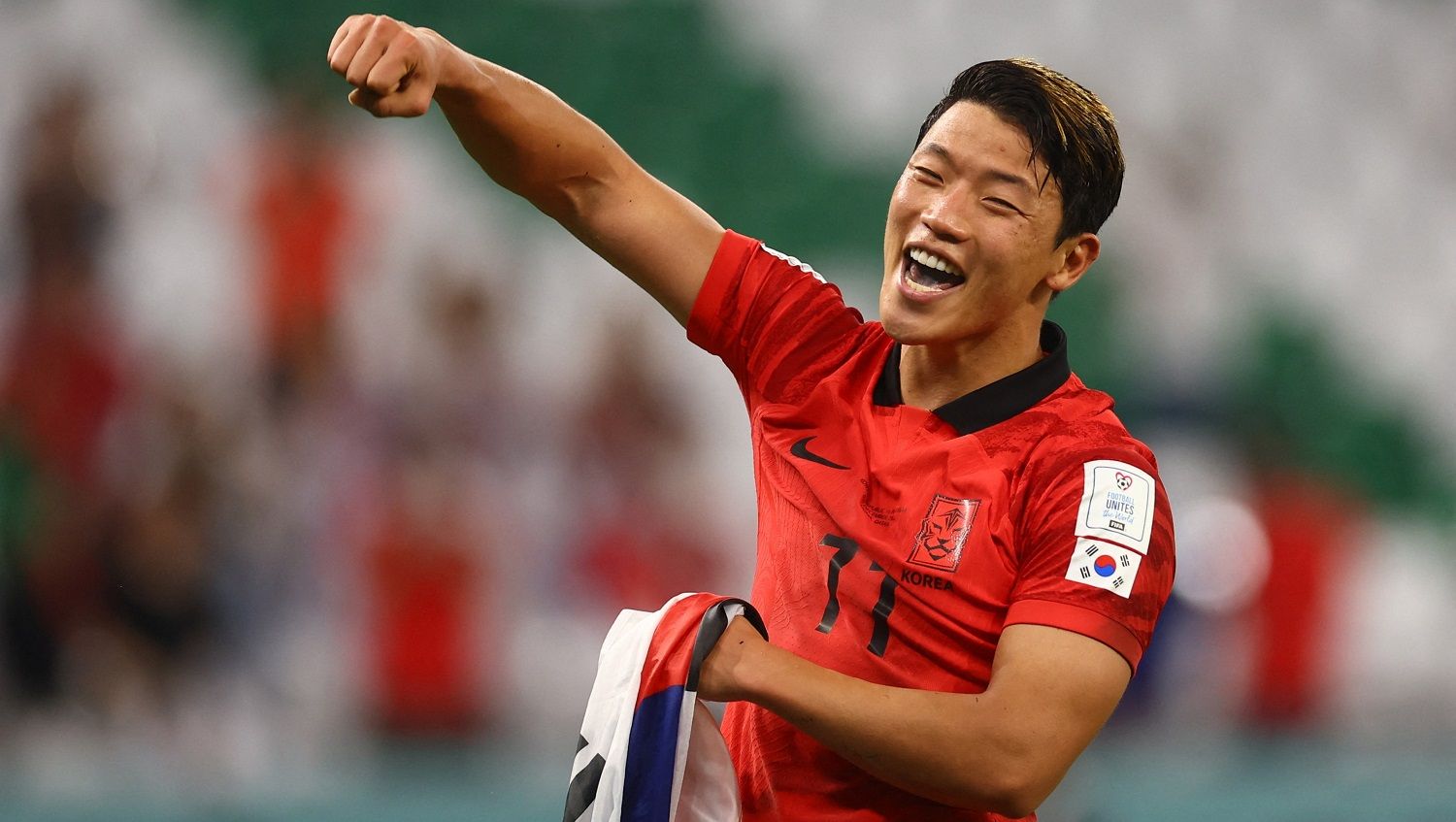 Pemain Korea Selatan, Hwang Hee-chan, merayakan kelolosan timnya ke babak 16 besar Piala Dunia 2022. (REUTERS/Kai Pfaffenbach) Copyright: © REUTERS/Kai Pfaffenbach