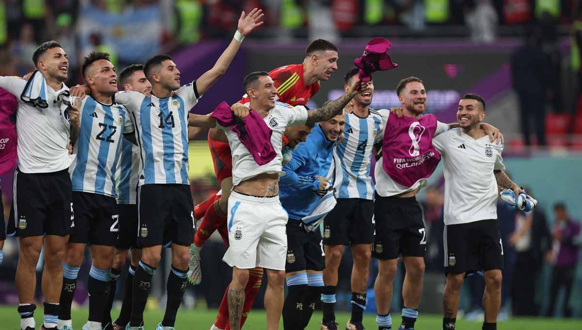 Lautaro Martinez dari Argentina bersama rekan setimnya merayakan setelah pertandingan saat Argentina melaju ke perempat final Piala Dunia 2022. Foto: REUTERS/Pedro Nunes. Copyright: © REUTERS/Pedro Nunes