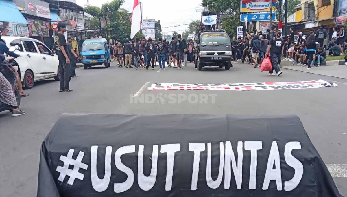 Aremania terus melakukan aksi turun jalan dlm menuntut usut tuntas tragedi kanjuruhan, salah satunya di simpang 3 kacuk perbatasan Kota & Kabupaten Malang. Copyright: © Ian Setiawan/INDOSPORT