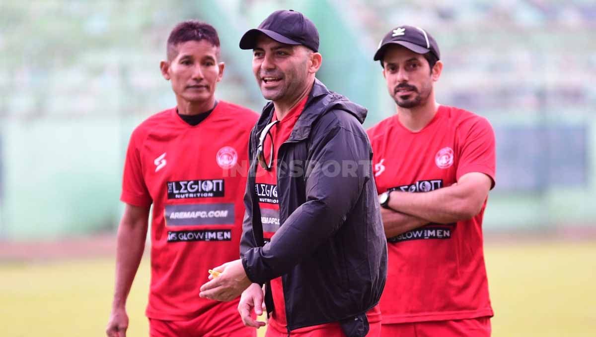 Pelatih Javier Roca saat memimpin latihan Arema FC sebagai persiapan putaran kedua Liga 1. Copyright: © Ian Setiawan/INDOSPORT