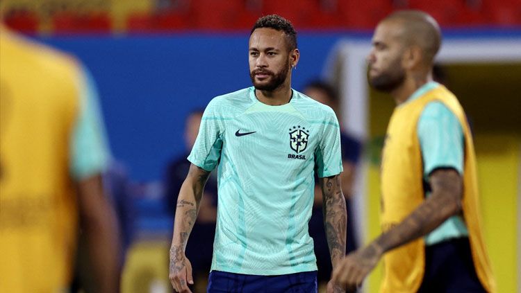 Neymar Jr saat latihan bersama Timnas Brasil jelang lawan Korea Selatan di Babak 16 Besar Piala Dunia 2022 (Foto: REUTERS/Pedro Nunes). Copyright: © REUTERS/Pedro Nunes