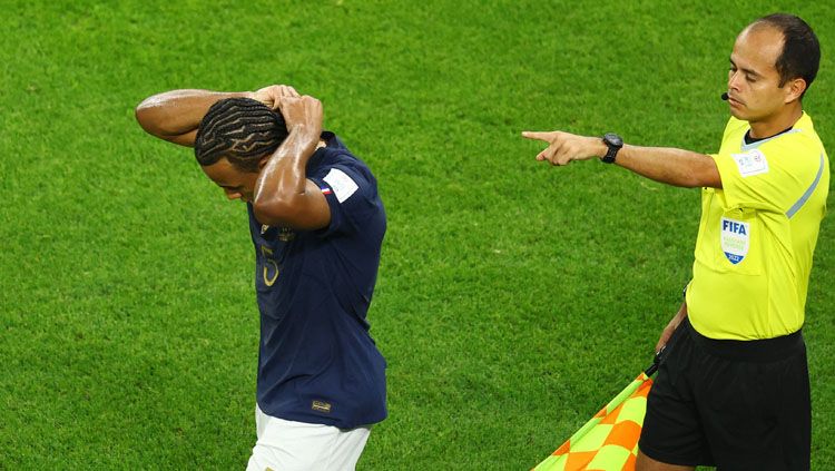 Jules Kounde jadi sorotan dalam pertandingan babak 16 besar Piala Dunia 2022 yang mempertemukan Prancis vs Polandia, Minggu (04/12/22). (Foto: REUTERS/Issei Kato).(Foto: REUTERS/Lee Smith). Copyright: © REUTERS/Lee Smith