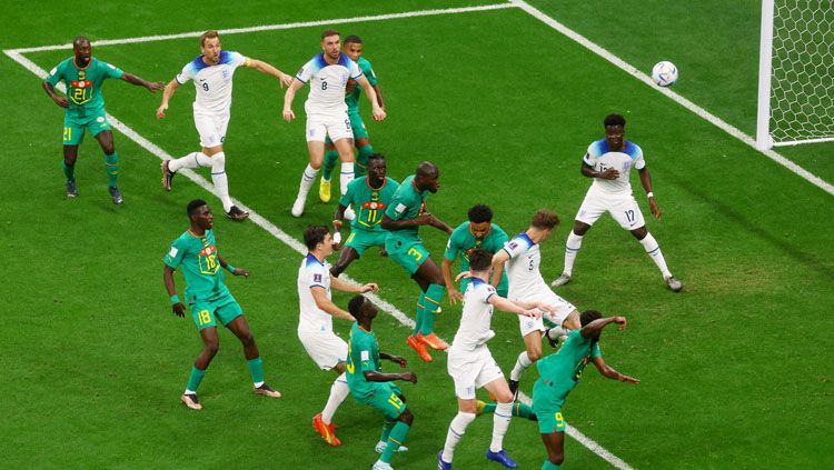 Duel antar pemain Inggris vs Senegal dalam pertandingan babak 16 besar Piala Dunia 2022 (Foto: REUTERS/Paul Childs). Copyright: © REUTERS/Paul Childs