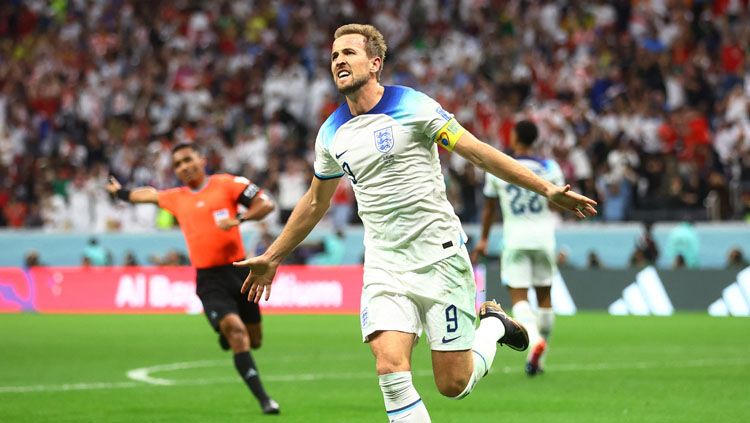 Selebrasi Harry Kane saat unggulkan Timnas Inggris atas Senegal dalam pertandingan babak 16 besar Piala Dunia 2022 (Foto: REUTERS/Carl Recine). Copyright: © REUTERS/Carl Recine