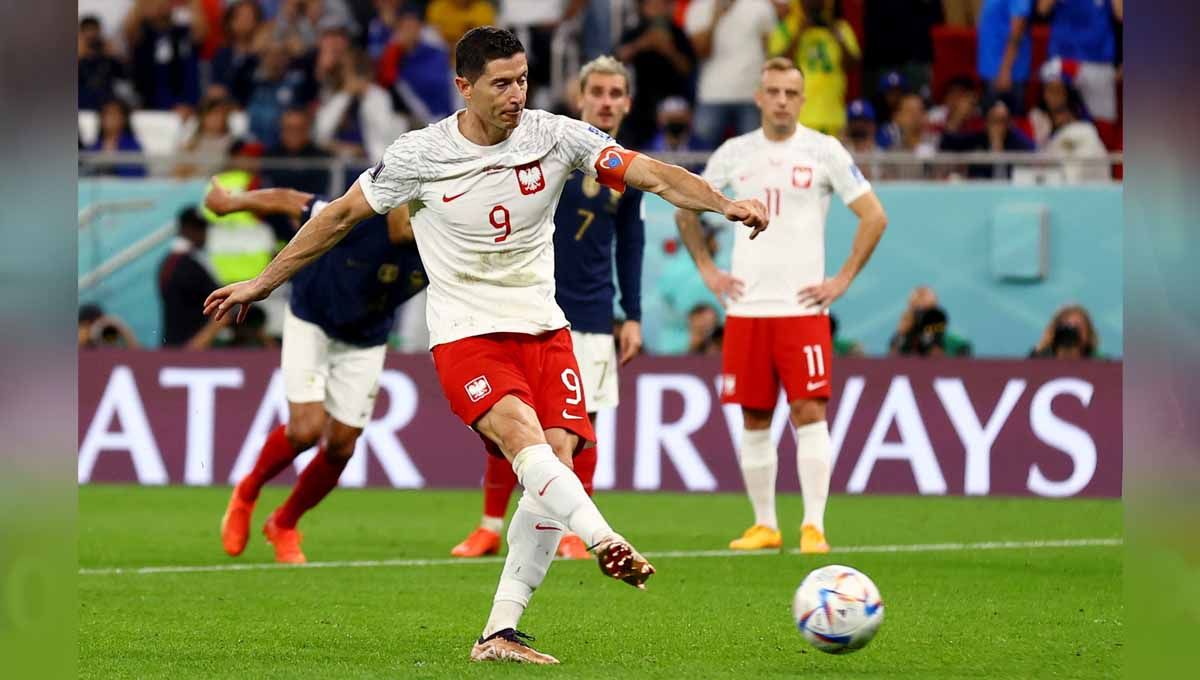 Robert Lewandowski dari Polandia mencetak gol pertama dari titik penalti ke gawang Prancis di Piala Dunia Qatar 2022. (Foto: REUTERS/Matthew Childs) Copyright: © REUTERS/Matthew Childs