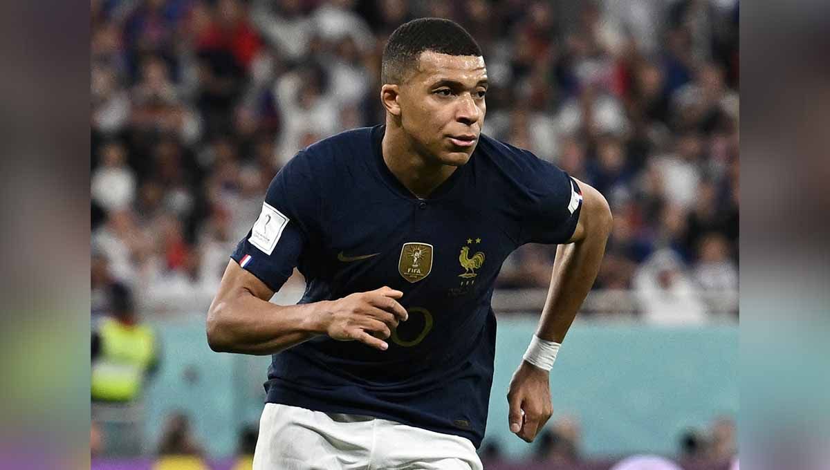 Bomber Les Bleus, Kylian Mbappe, sembunyikan sponsor minuman keras seusai jadi Man of the Match di laga Piala Dunia 2022 Prancis vs Polandia. Copyright: © REUTERS/Dylan Martinez