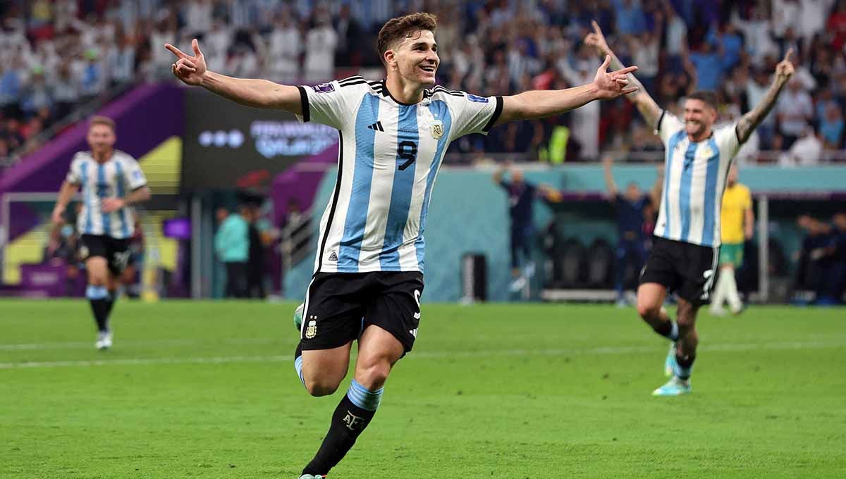 Julian Alvarez saat merayakan gol Timnas Argentina di Piala Dunia 2022. Foto: REUTERS/Pedro Nunes. Copyright: © REUTERS/Pedro Nunes