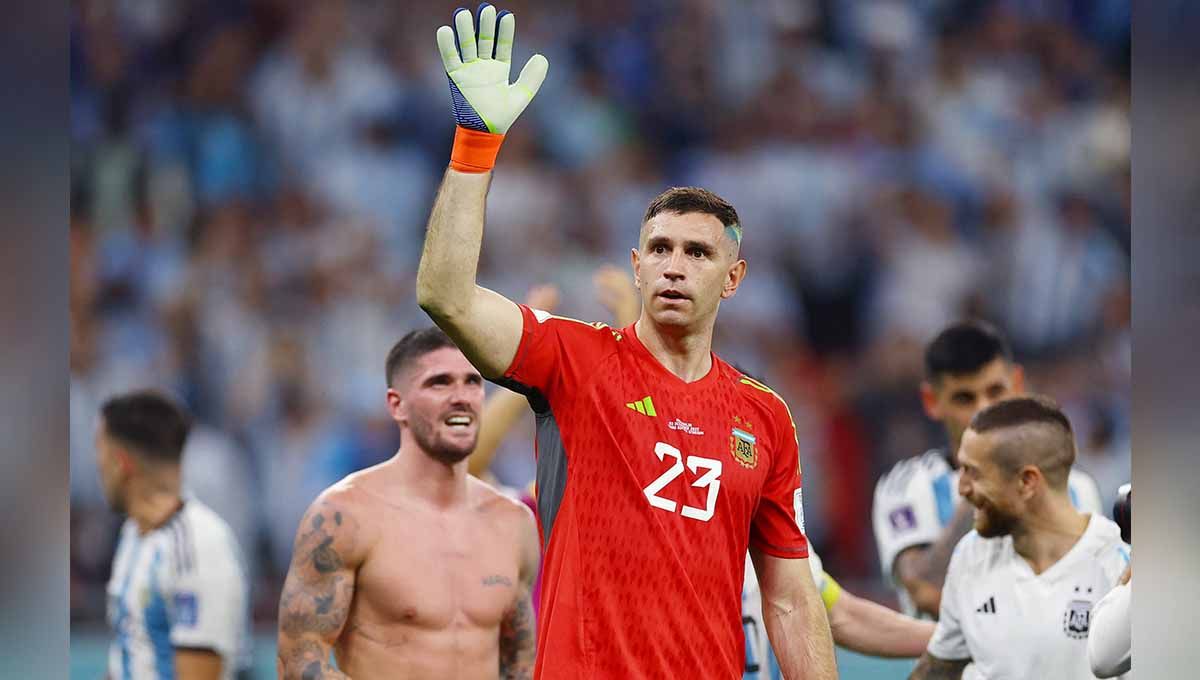 Dua raksasa Liga Inggris (Premier League), Manchester United dan Tottenham Hotspur, bidik kiper penjaga gawang Timnas Argentina, Emiliano Martinez. Copyright: © REUTERS/Kai Pfaffenbach