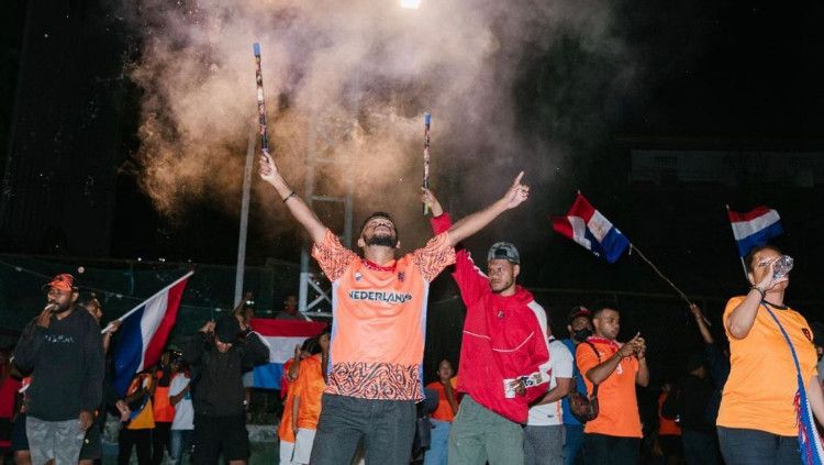 Para fans Timnas Belanda asal Jayapura mendukung tim kesayangannya di Piala Dunia 2022. Copyright: © KNVB