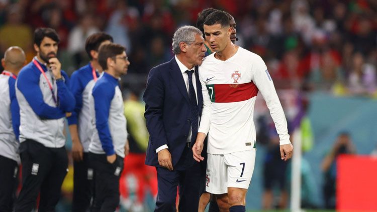 Fernando Santos isyaratkan tepikan Cristiano Ronaldo lagi di laga 8 besar Piala Dunia 2022 antara Portugal vs Maroko, Sabtu (10/12/2022) malam WIB. Copyright: © REUTERS/Matthew Childs