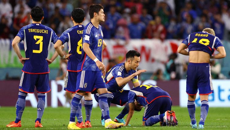 Ekspesi kecewa para pemain Timnas Jepang usai kalah dari Kroasia dalam drama adu penalti di babak 16 besar Piala Dunia 2022 (Foto: REUTERS/Matthew Childs) Copyright: © REUTERS/Matthew Childs