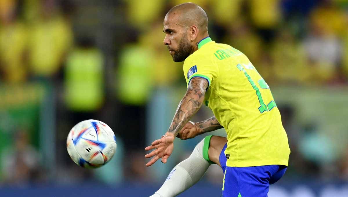 Dani Alves dari Brasil usai pertandingan dan Brasil lolos ke babak perempat final (Foto: REUTERS/Annegret Hilse) Copyright: © REUTERS/Annegret Hilse