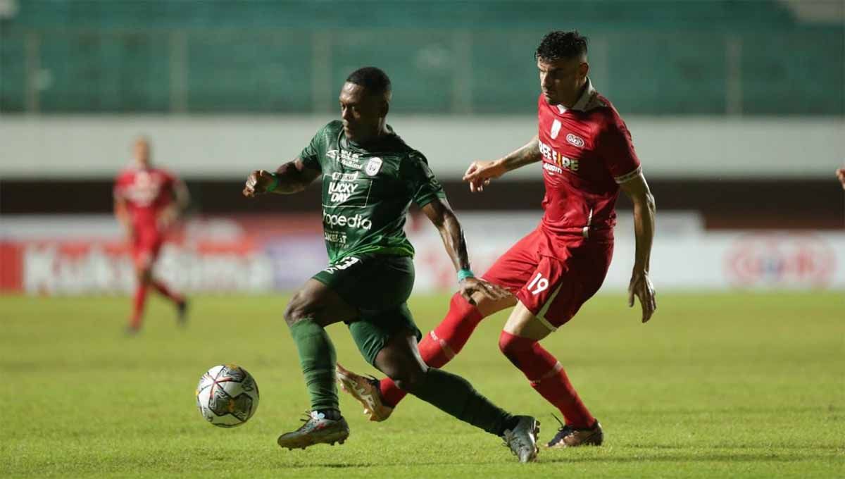 Gelandang Rans Nusantara FC, David Laly dibayangi penyerang Persis Solo, Fernando Rodriguez. (Foto: Persis Solo) Copyright: © Persis Solo