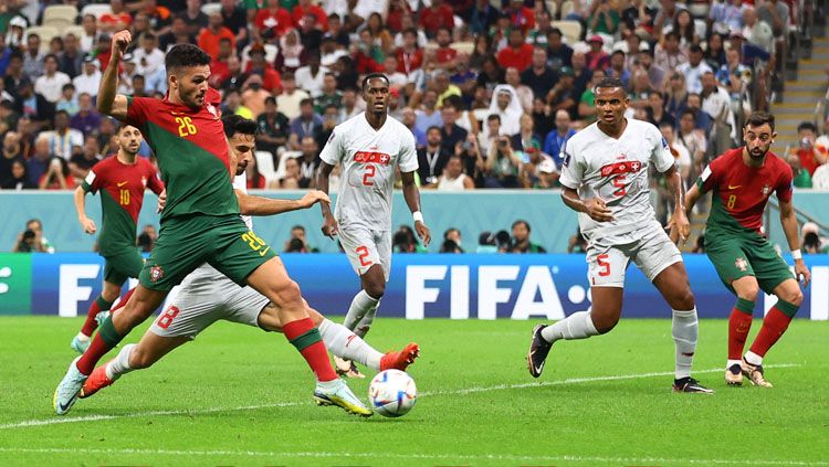 Peluang striker Portugal, Goncalo Ramos mendapat hadangan dari pemain Swiss, Remo Freuler dalam pertandingan babak 16 besar Piala Dunia 2022 (Foto: REUTERS/Carl Recine). Copyright: © REUTERS/Carl Recine